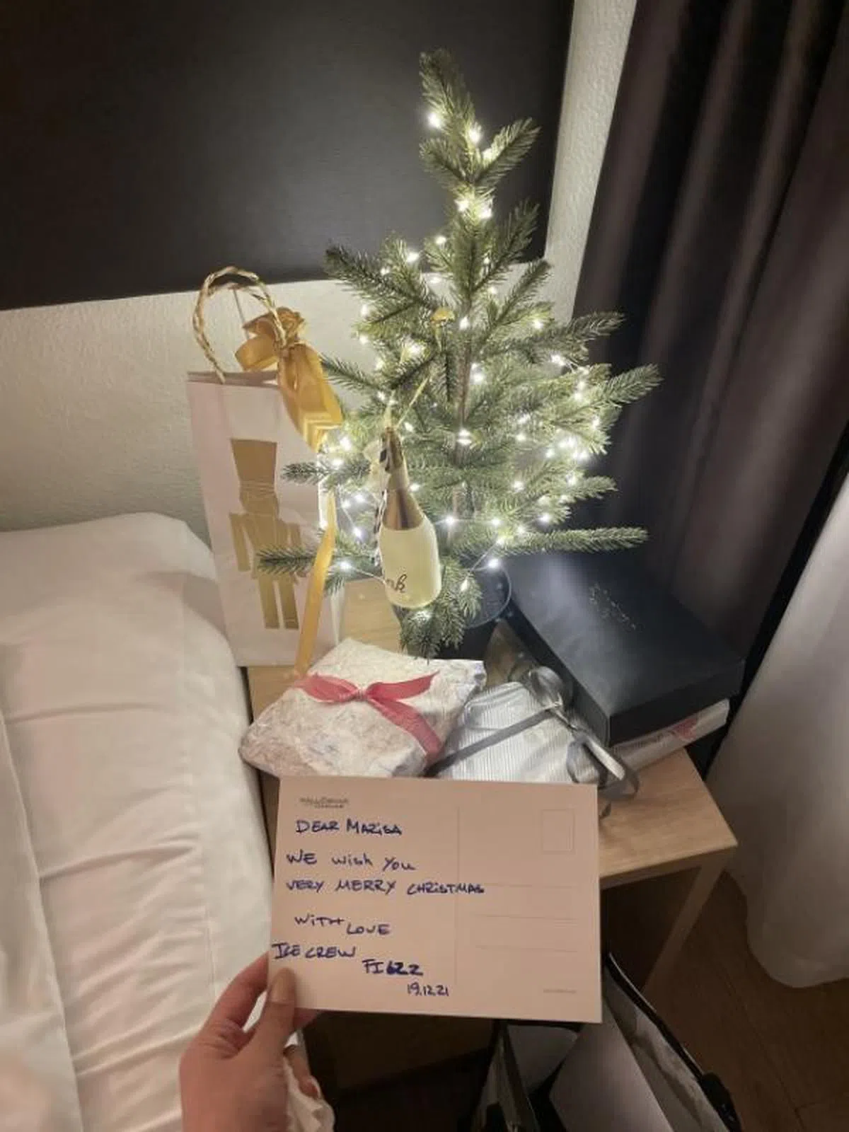 玛丽莎搭乘航班的机组人员给她捎去了圣诞礼物和卡片，希望能给她带来些许佳节气氛。（NBC）
