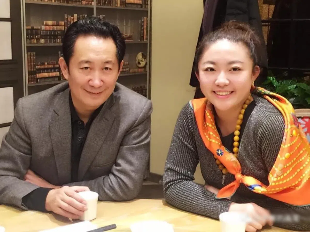  林宇辉（左）表示，其远在奥地利的女儿林嘉（右），因看到王明清寻女的报道后相当感动，便委托他向王明清提供帮助。（互联网） 