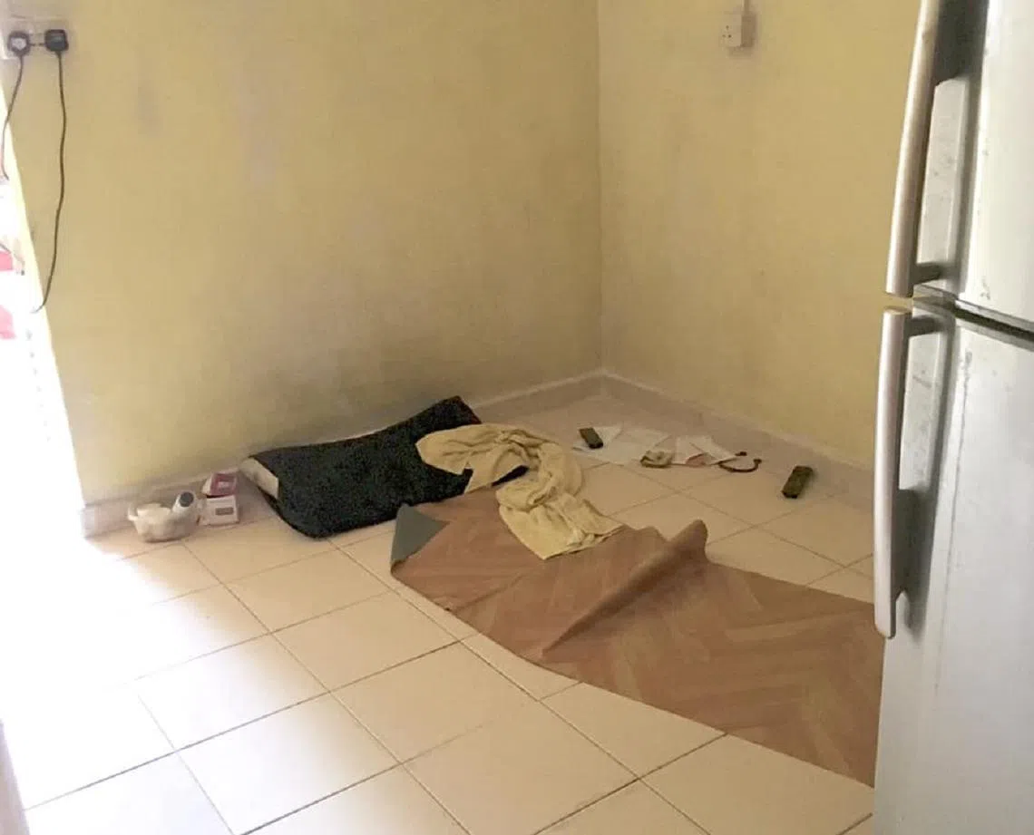 义工们送床褥时进入其中一户老人家里，发现老太太天天睡的床褥，就是一张薄薄的毛巾被。（Lee Siew Yian面簿）