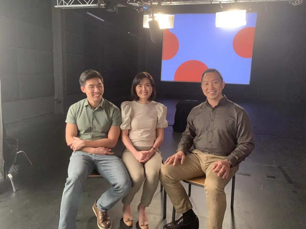  脑神经外科医生洪明智（右）与眼科医生妻子吕丽玉（中）因儿子洪凯明罹患罕见眼疾，决定设立一家资源中心，为视障孩童提供系统性的教育与生活援助。（新加坡社区基金会提供） 