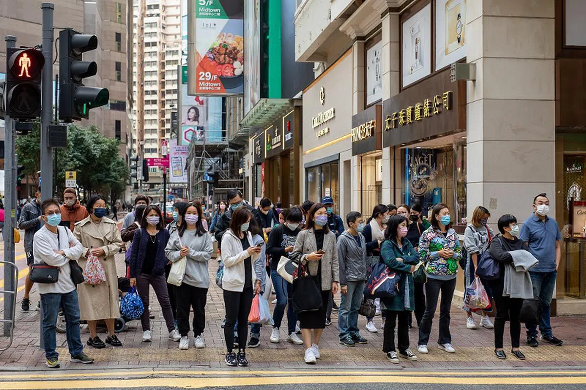冠病疫情造成失业率上扬及旅游限制，都是冲击香港婚姻率的因素。（彭博社）