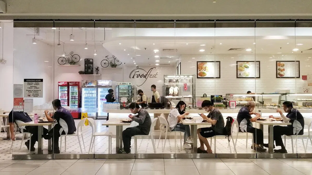  下周一（21日）起，又能看到久违了的堂食情景。（海峡时报） 