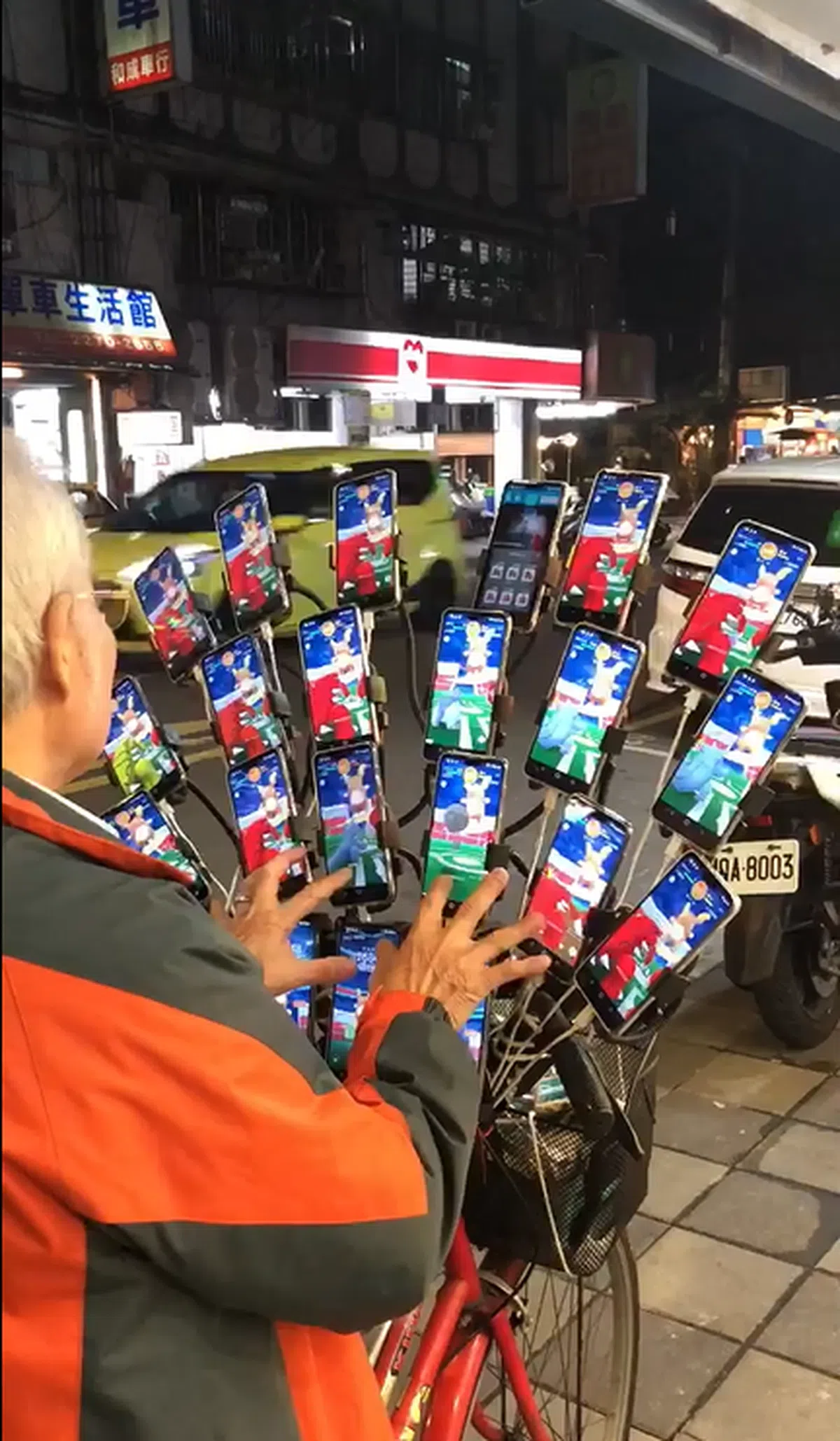  阿公打怪的时候，还得双手并用，手指很灵活，看来玩游戏也不简单！（取自互联网） 