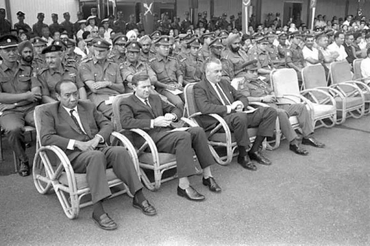  1967年7月5日，新加坡武装部队第一届服役士兵结业典礼上，坐在时任国防部长吴庆瑞博士（前排左一）身后第二排座位左二的“墨西哥人”——以色列中校戈兰（Yehuda Golan）的身份终于可以曝光了。（国家档案馆） 