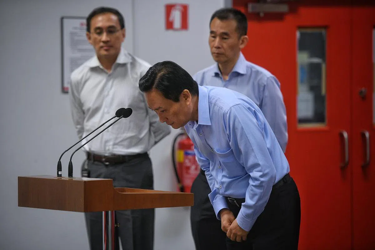  SMRT主席佘文民（右一）鞠躬道歉。左起为SMRT总裁郭木财和SMRT董事经理李遴伟。（海峡时报） 