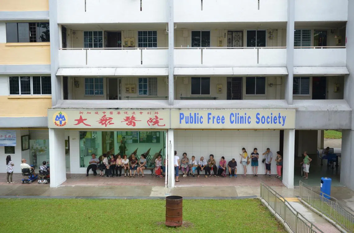 不只看西医要排队，看中医也要排。（海峡时报）