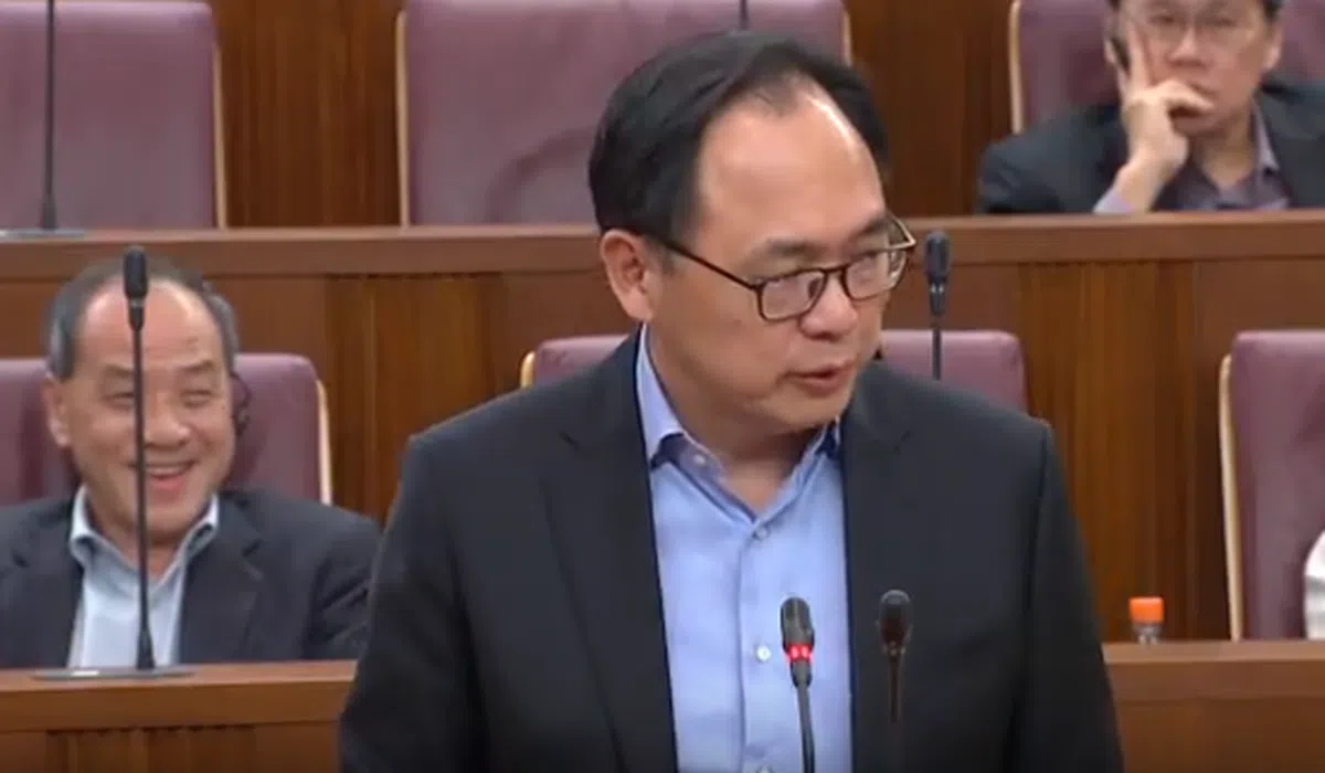  荷兰－武吉知马集选区议员连荣华问了什么，让刘程强忍不住笑了？（视频截图） 