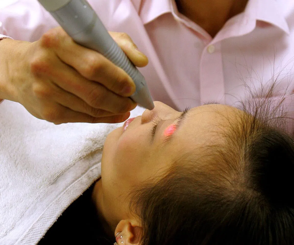 无论是否具侵入性，美容程序只能在注册诊所或手术室，由一名有执照的医生执行。（联合早报档案照）