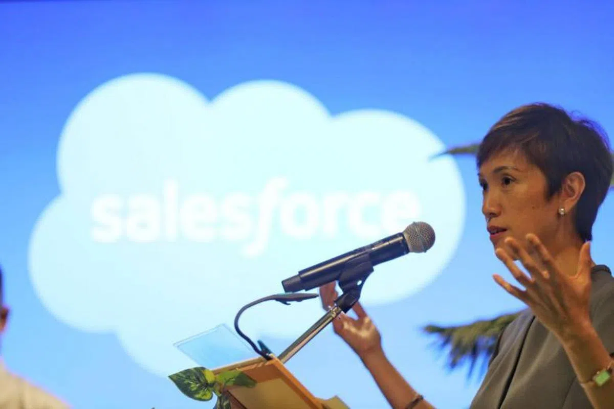  人力部长兼内政部第二部长杨莉明昨天在Salesforce平台的专业人士转业计划毕业典礼时宣布，人力部将更新2014年起实施的公平考量框架，加大惩处力度。雇主在聘请员工时，若没有公平考虑所有求职者，若涉及年龄、种族、国际和精神状况等歧视行为，今后将面临更严重的后果。（海峡时报） 