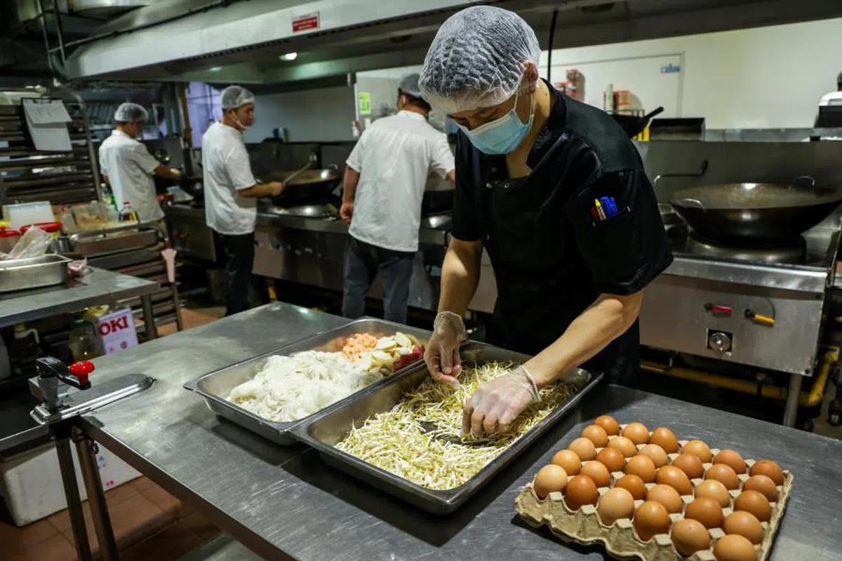 调查称本地有近八成雇主打算为员工加薪3%以上。（联合早报）