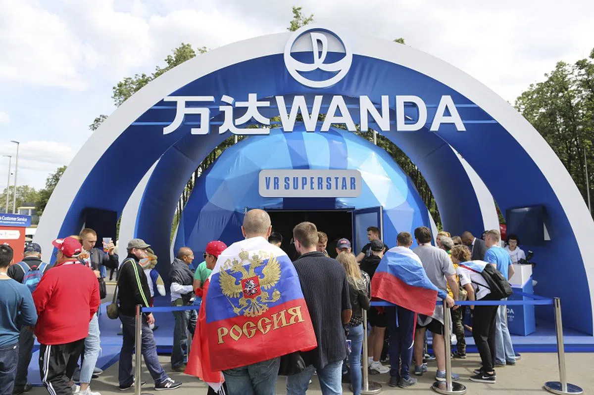  中国万达集团狂砸1.5亿美元（约2.03亿新元）成为世界杯的顶级赞助商。除了今年的世界杯赛事，万达在未来三届世界杯（2022年、2026年、2030年）里，也同样享有国际足联旗下所有赛事的全部广告权与营销权。（彭博社） 