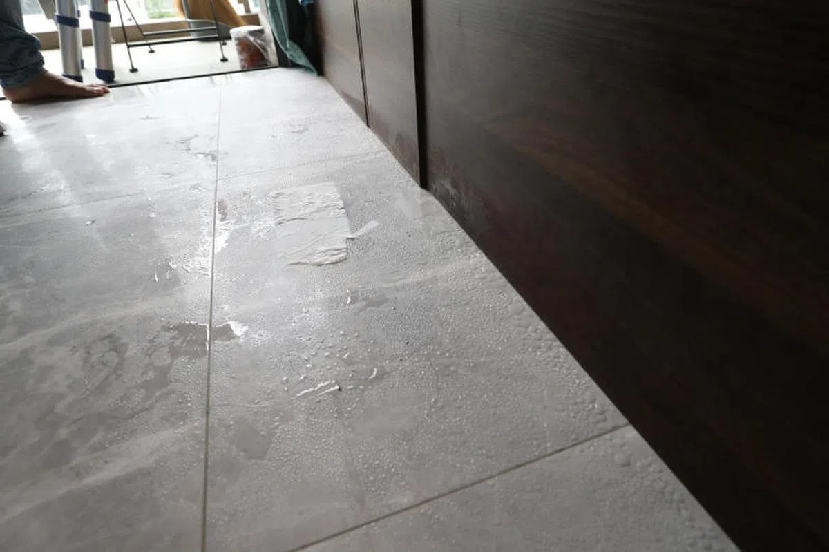  地板上充满了水珠。（联合晚报） 