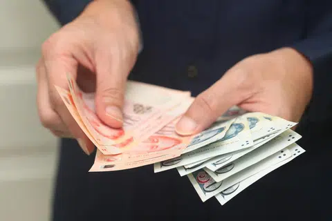 本地去年名义薪资大增，但实质薪资涨幅却是10年新低。（联合早报）