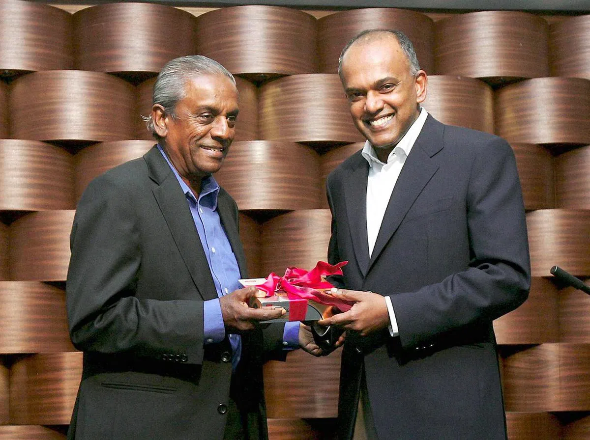 2008年，贾古玛教授（左）卸下律政部长职务，由尚穆根接任，后者在贾古玛教授的欢送晚宴上送他一盒高尔夫球，代表律政部表达对他服务了27年的谢意。（海峡时报）