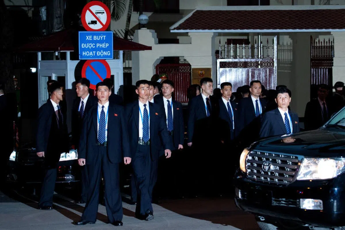  金正恩保镖在朝鲜大使馆外驻守。（彭博社） 