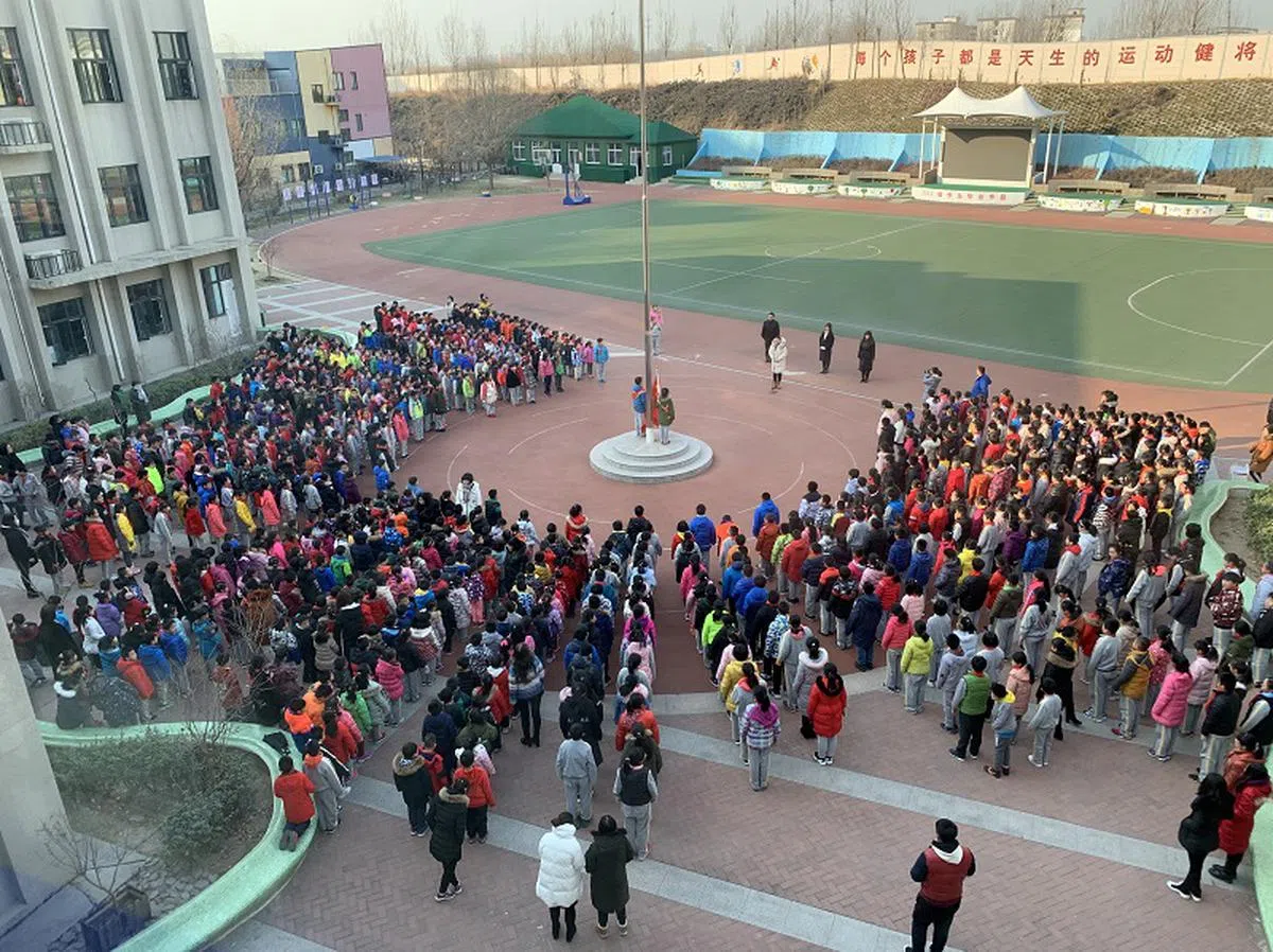 坊间认为，休息时间把学生留在课室内，教师能更省心无需特别督促他们，学生的健康也不会受到恶劣空气质量影响。（海峡时报）