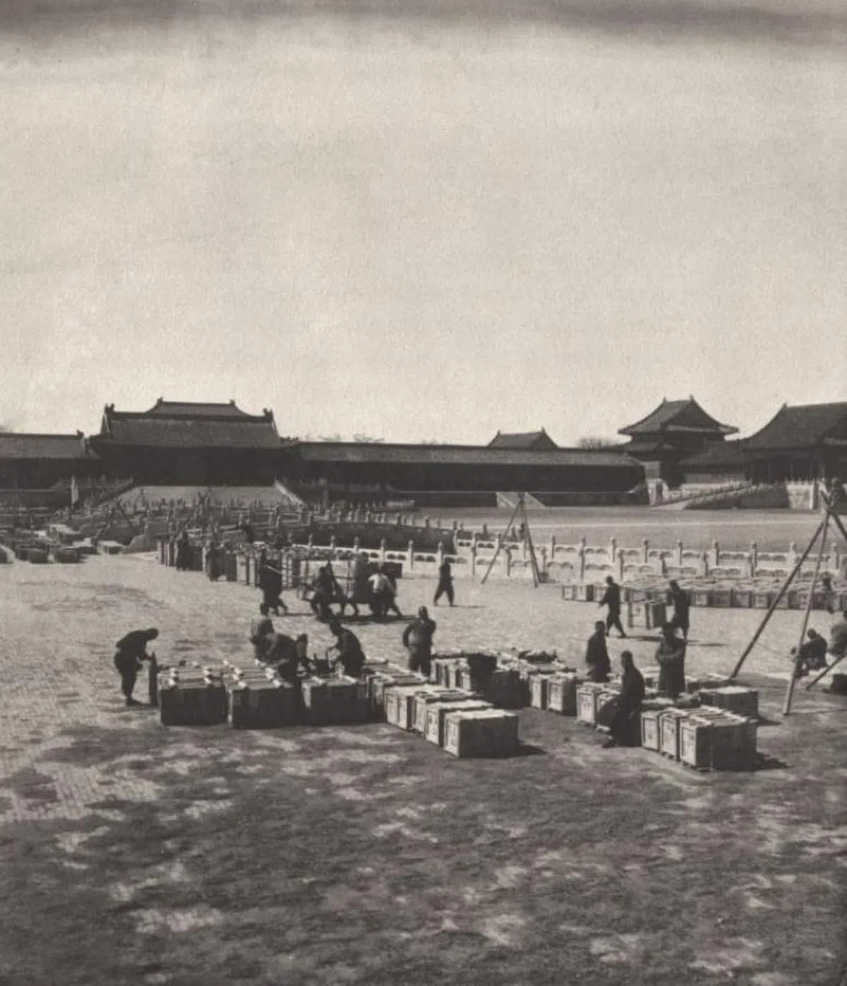 1930年代日军侵华前夕，国民政府将大批文物从北京故宫迁往上海与南京。（互联网）