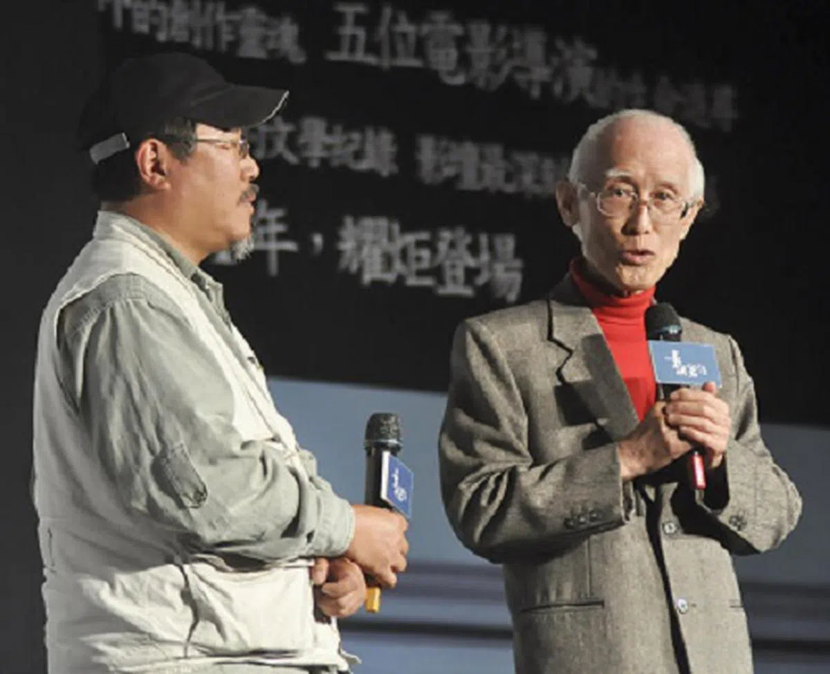  2011年4月6日，余光中（右）与陈怀恩导演出席《他们在岛屿写作》系列电影发布会。（新华社） 