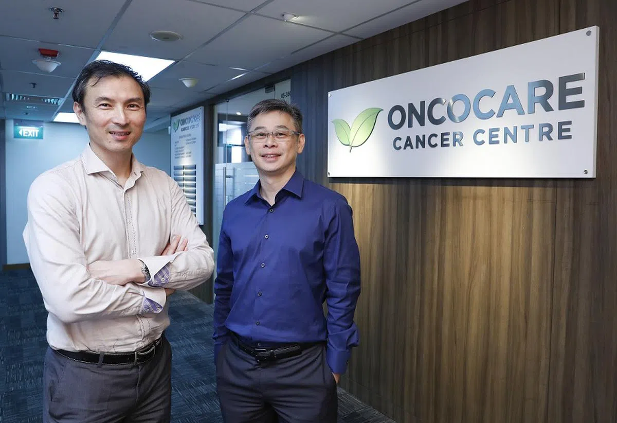 新加坡最大私立肿瘤专科医疗中心OncoCare创始人翁子祥医生（左）和郑名贤医生（右）。创立于2007年的OncoCare目前在全新加坡有七家诊所。（商业时报）
