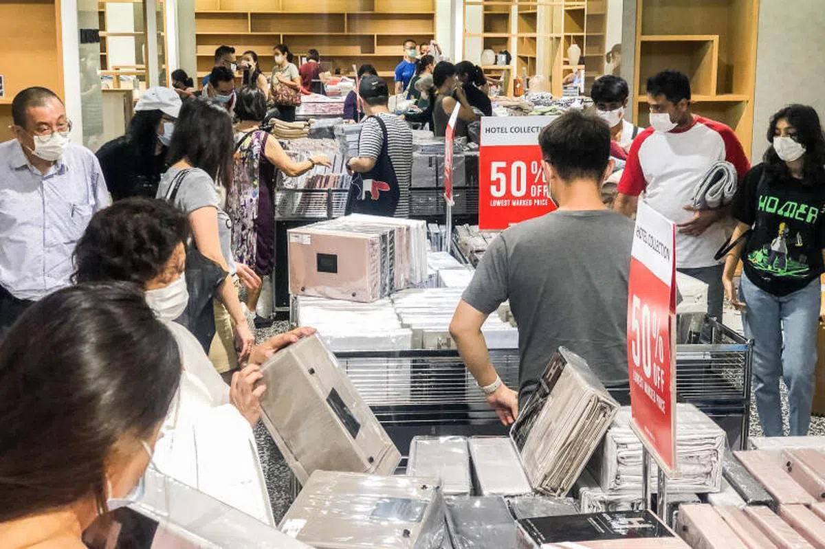  乌节路麒麟大厦（The Heeren）罗敏申门市清货促销的场景。（联合早报） 