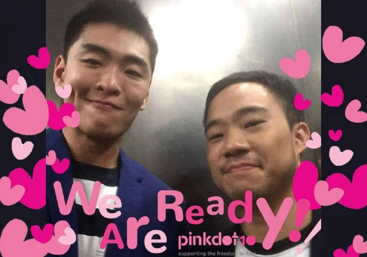  李光耀次子李显扬的次子李桓武（左）公开出柜，在面簿上贴出与兽医男友Yirui Heng的合照，并为照片配上“我们已经准备好”（We Are Ready）的粉红过滤框。（李桓武面簿截图） 