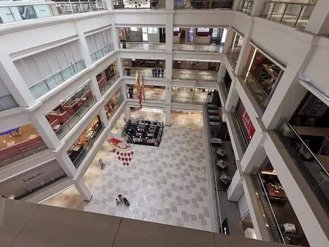 柔佛新山城中坊购物中心（City Square）周末时分也不见人潮，过去热闹的购物氛围已不复存在，不少店铺陆续歇业，场面令人唏嘘。（互联网）