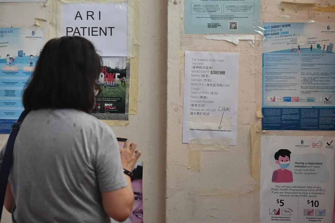 到淡滨尼91街的Little Cross Family Clinic尚未收到科兴疫苗，因询问的公众过多，该诊所让公众自己把个人资料发送到诊所的WhatsApp上，以便在疫苗抵达时联系他们。（海峡时报）