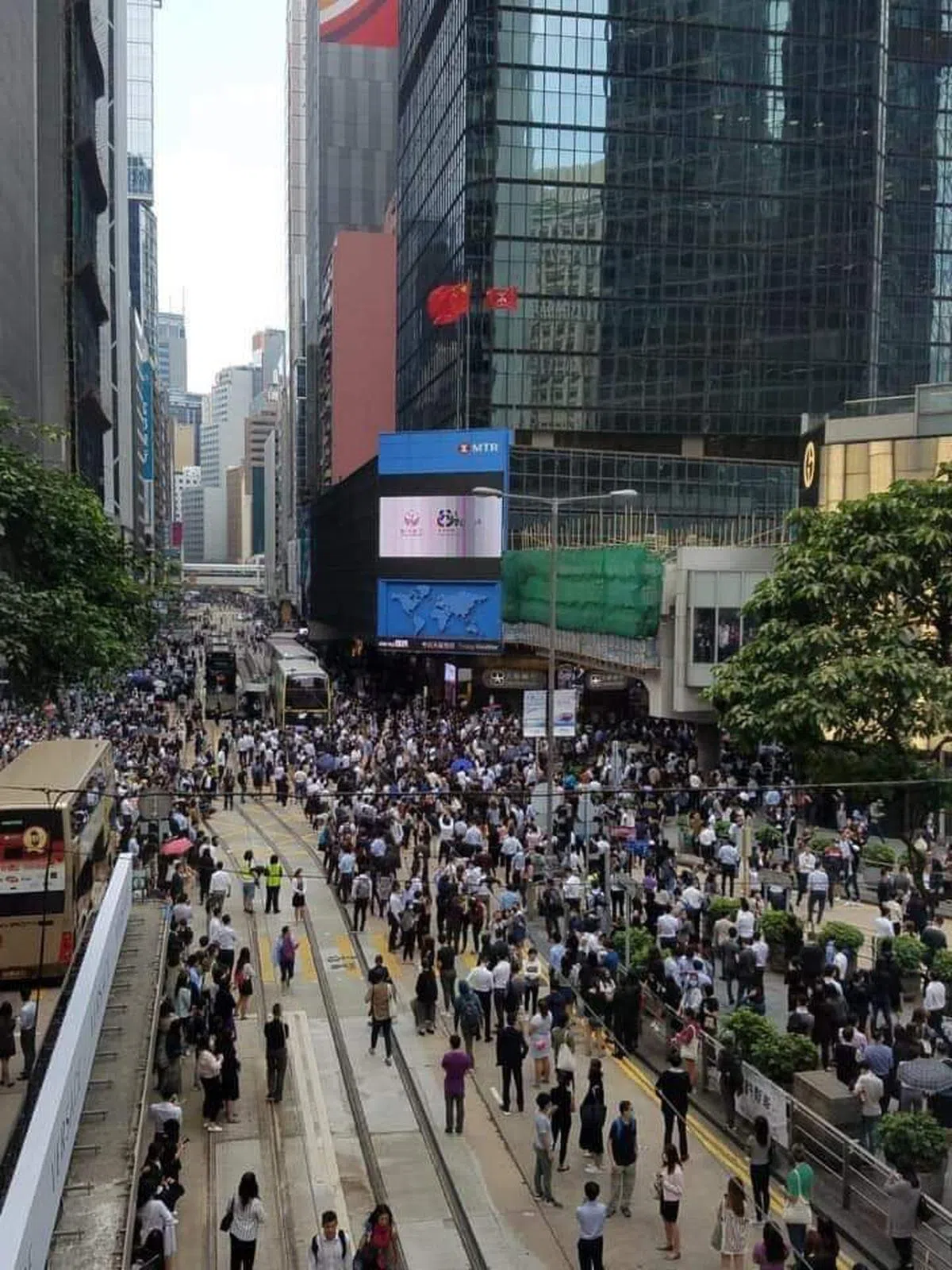  公共交通停滞不前，不少市民上班上学受阻，走路更快。（我爱旅行面簿） 