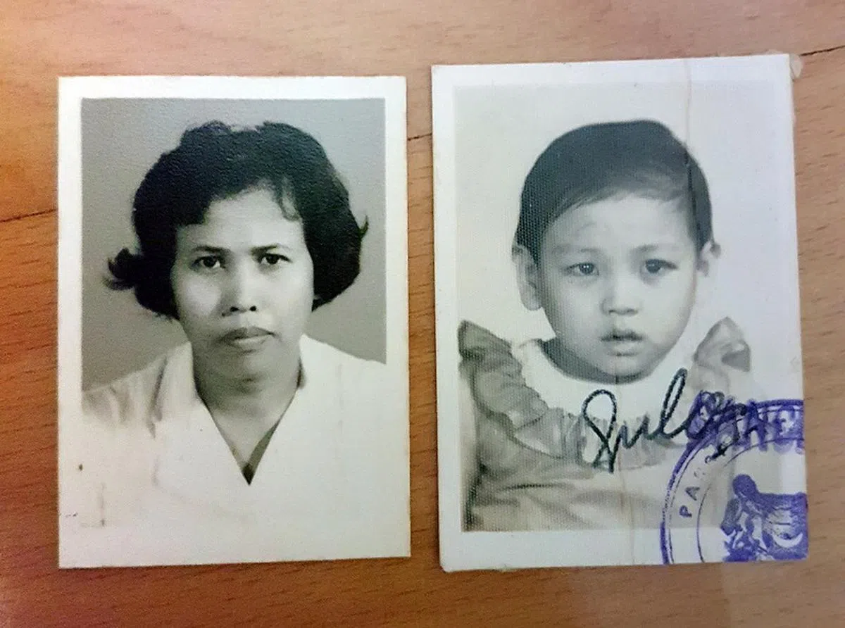  养母合莎（Habsah Binte Masagos Omar）年轻时的照片（左）与扎哈拉小时候的黑白照。（扎哈拉提供） 