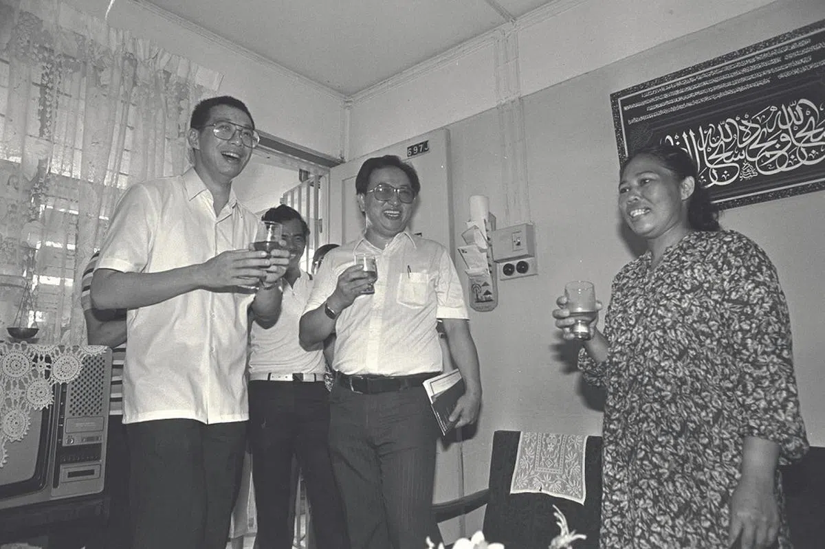 李显龙1984年竞选期间，与一名马来居民相见欢。（海峡时报）