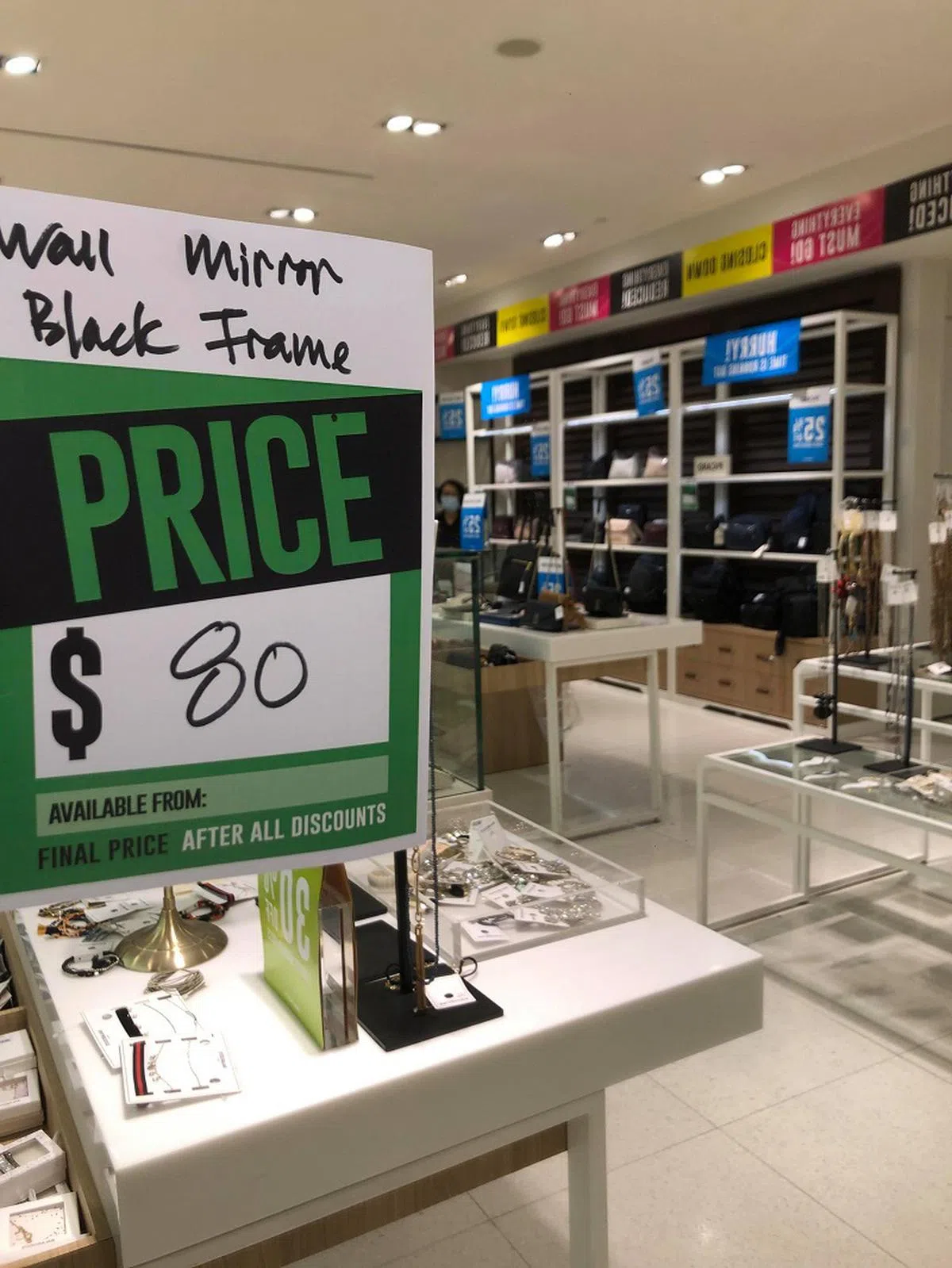  不只商品出售，连作为摆设的镜子、柜子、架子都统统出售。（卢丽珊摄） 