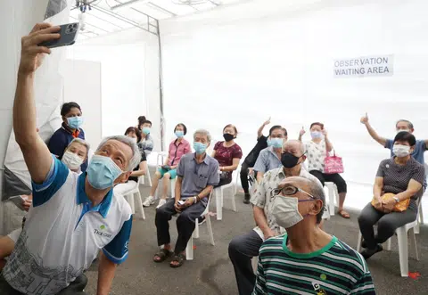 李显龙总理（左一）今早走访宏茂桥综合诊疗所了解首批前去接种疫苗的宏茂桥和丹戎巴葛区年逾七旬的居民的情况时，与民众自拍。（李显龙面簿）
