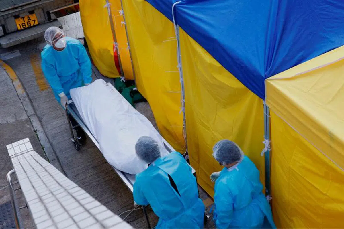 由于香港法律规定，需将送医途中死亡的病人遗体送到卫生署公众殓房进行解剖，待完成相关程序才可领回遗体，公众殓房出现了遗体堆放情况。（路透社）