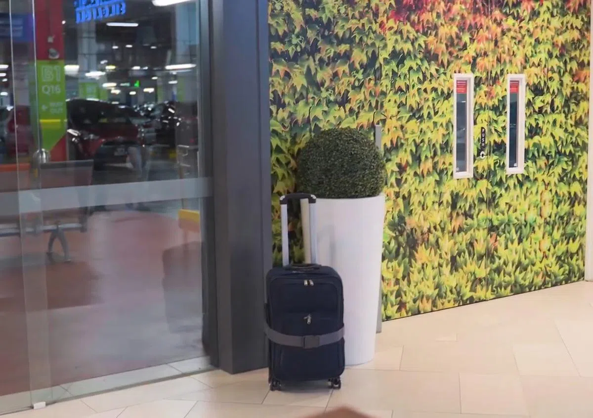 放置在盆栽旁的“行李箱炸弹”。（内政部）