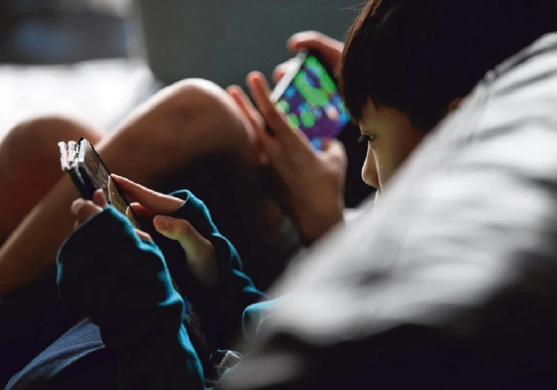 儿童和青年过早或过度使用数码产品和社交媒体的趋势，让新加坡政府看到了潜在问题。（海峡时报）