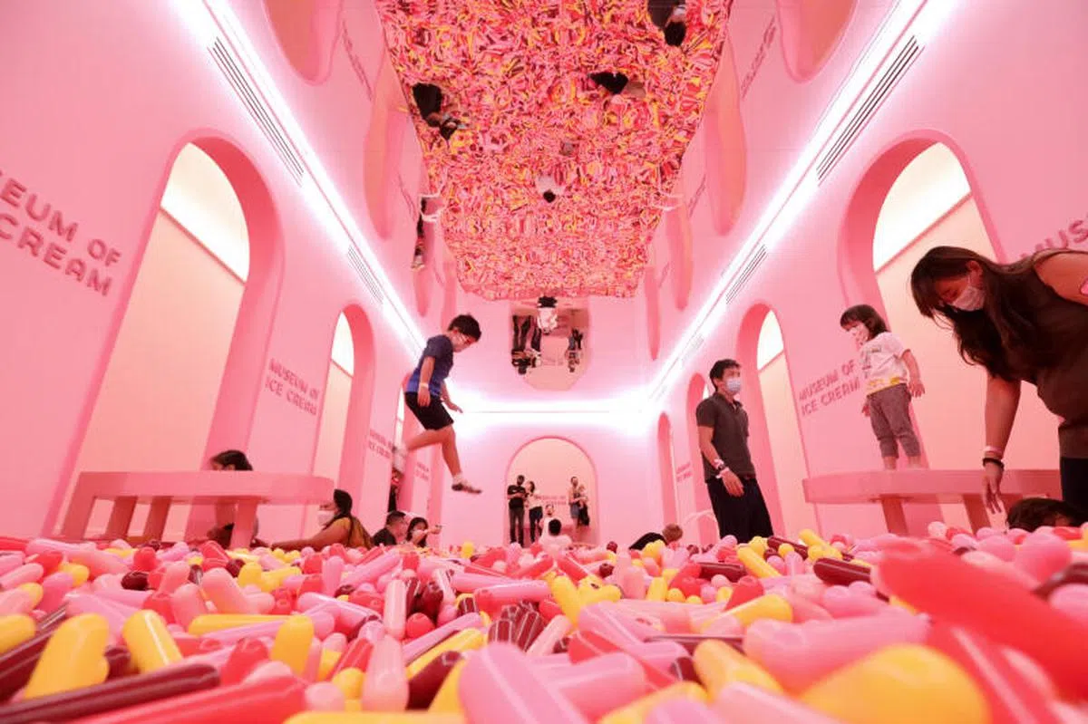 位于登布西山（Dempsey Hill）的新加坡冰淇淋博物馆（Museum of Ice Cream，MOIC）于2021年8月19日开幕，馆内拥有全球三家场馆中最大的“彩虹水池”（Sprinkle Pool），在遵守安全管理措施的情况下也能同时容纳20人。（联合早报）