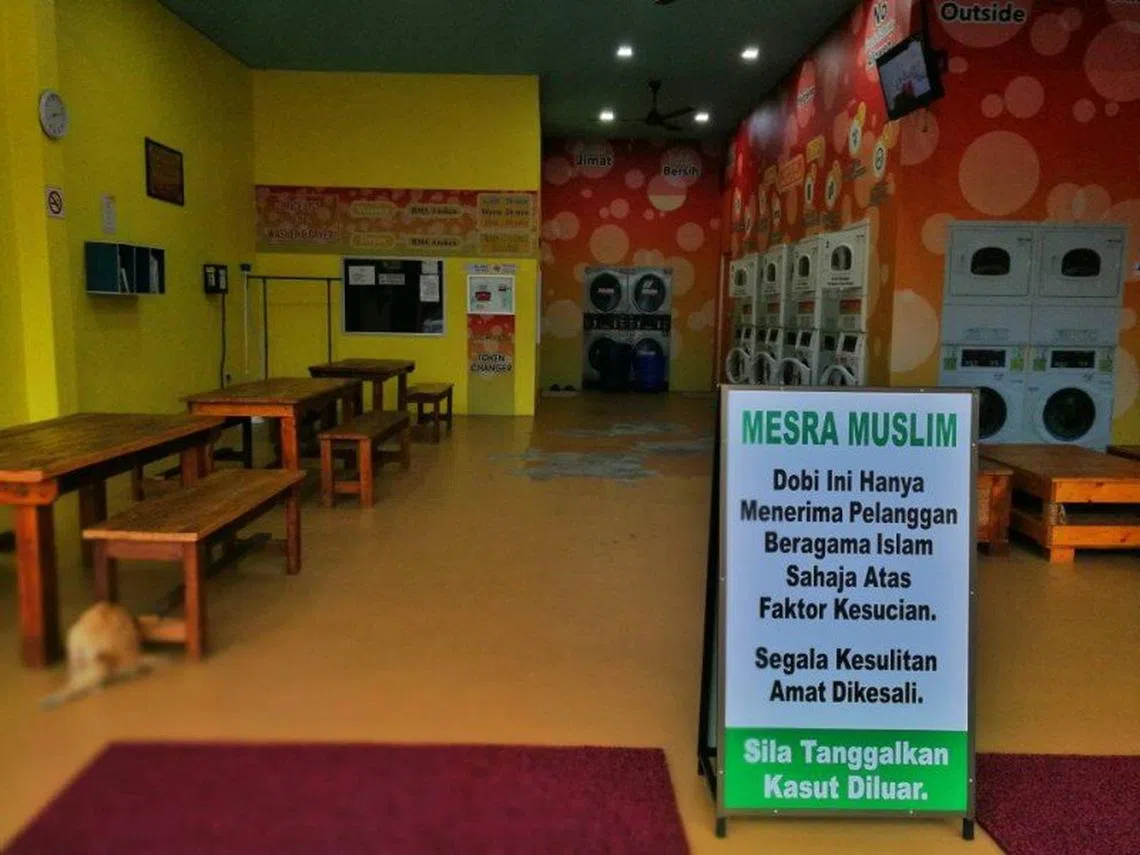 麻坡一家仅限穆斯林的自助洗衣店，店前放置“友好穆斯林”的告示牌（星洲日报）