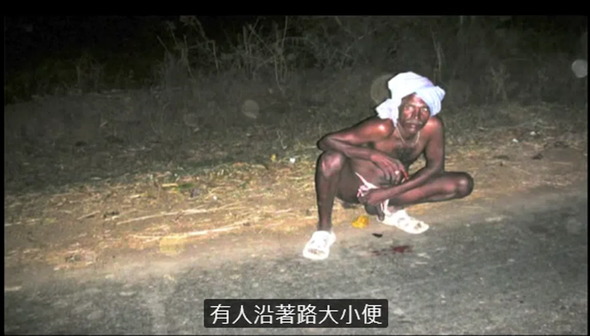  也有人沿路大小便，这侧男人用，另一边女人用。（TED 截图） 