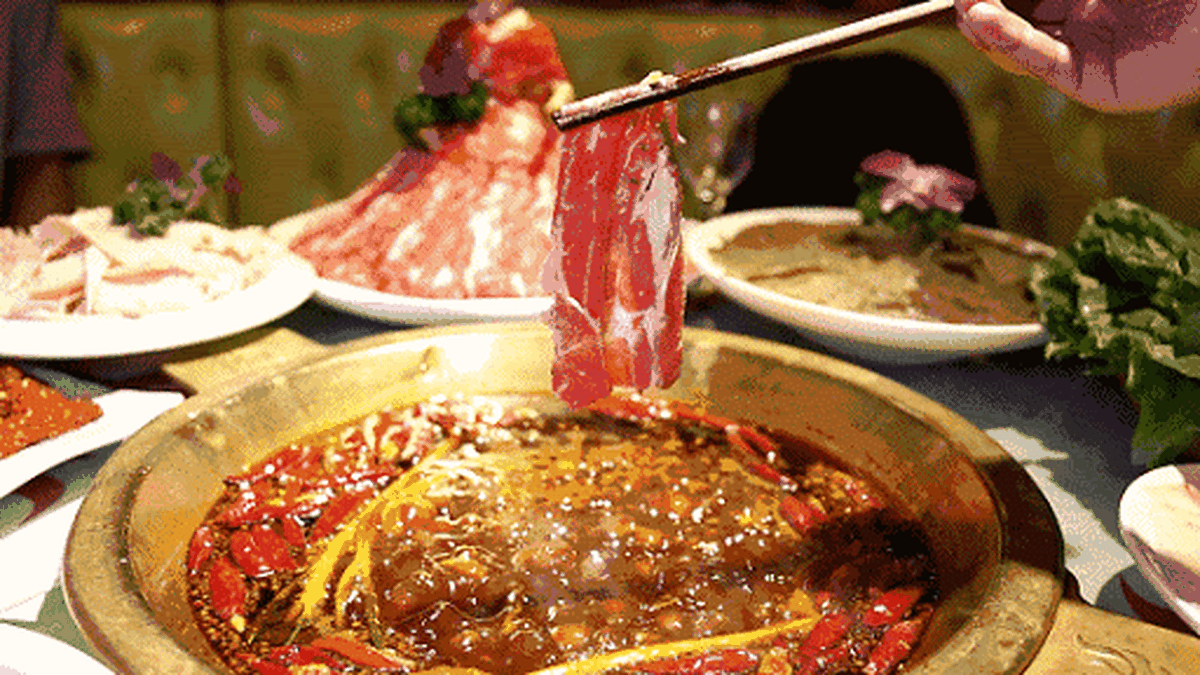  七上八下就是说大概在锅里涮个十五下，就能吃啦。（互联网） 