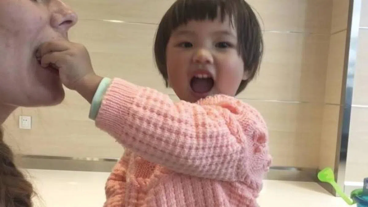  Selah和Becca熟络后，主动喂她吃东西。（Becca的Instagram） 