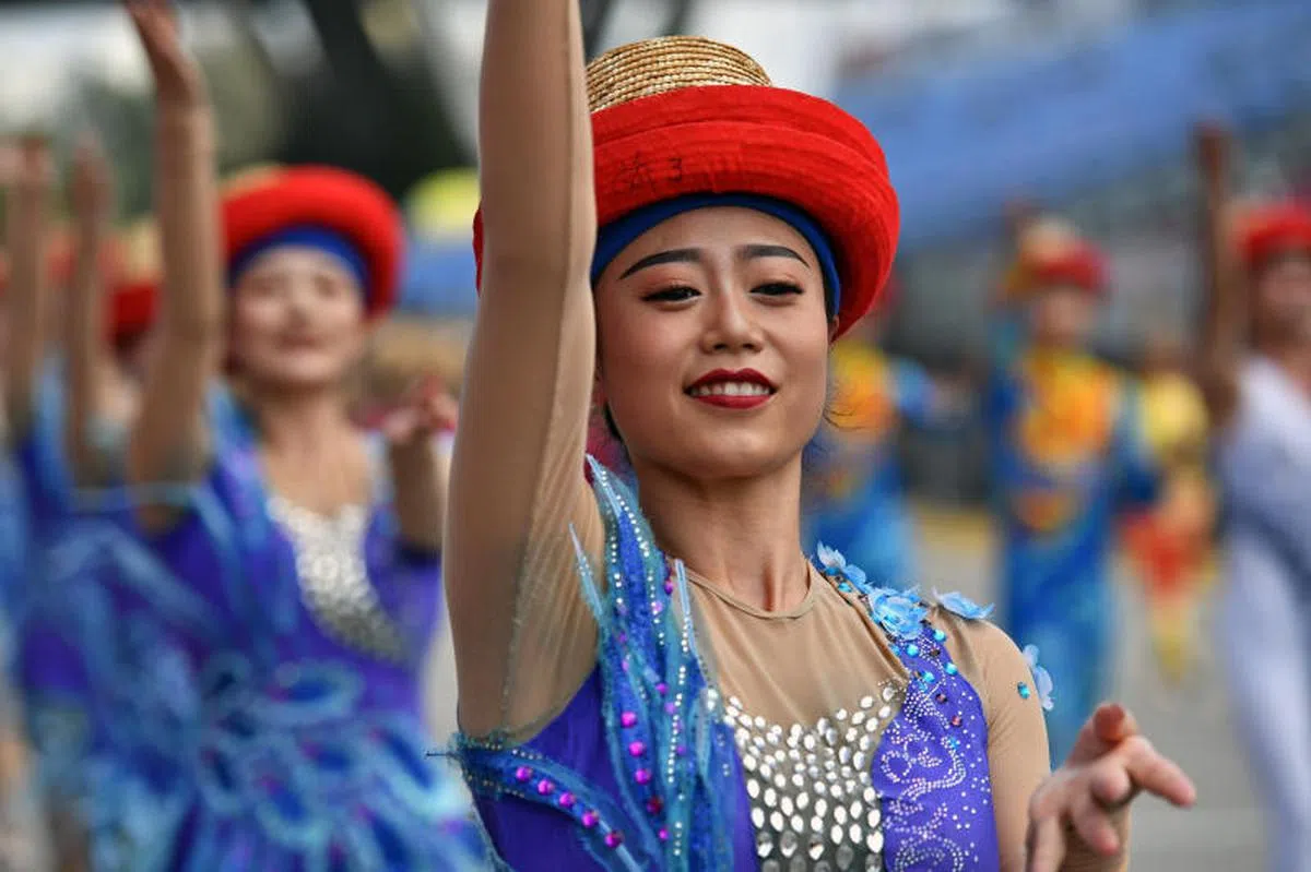  来自中国的表演者。（海峡时报） 