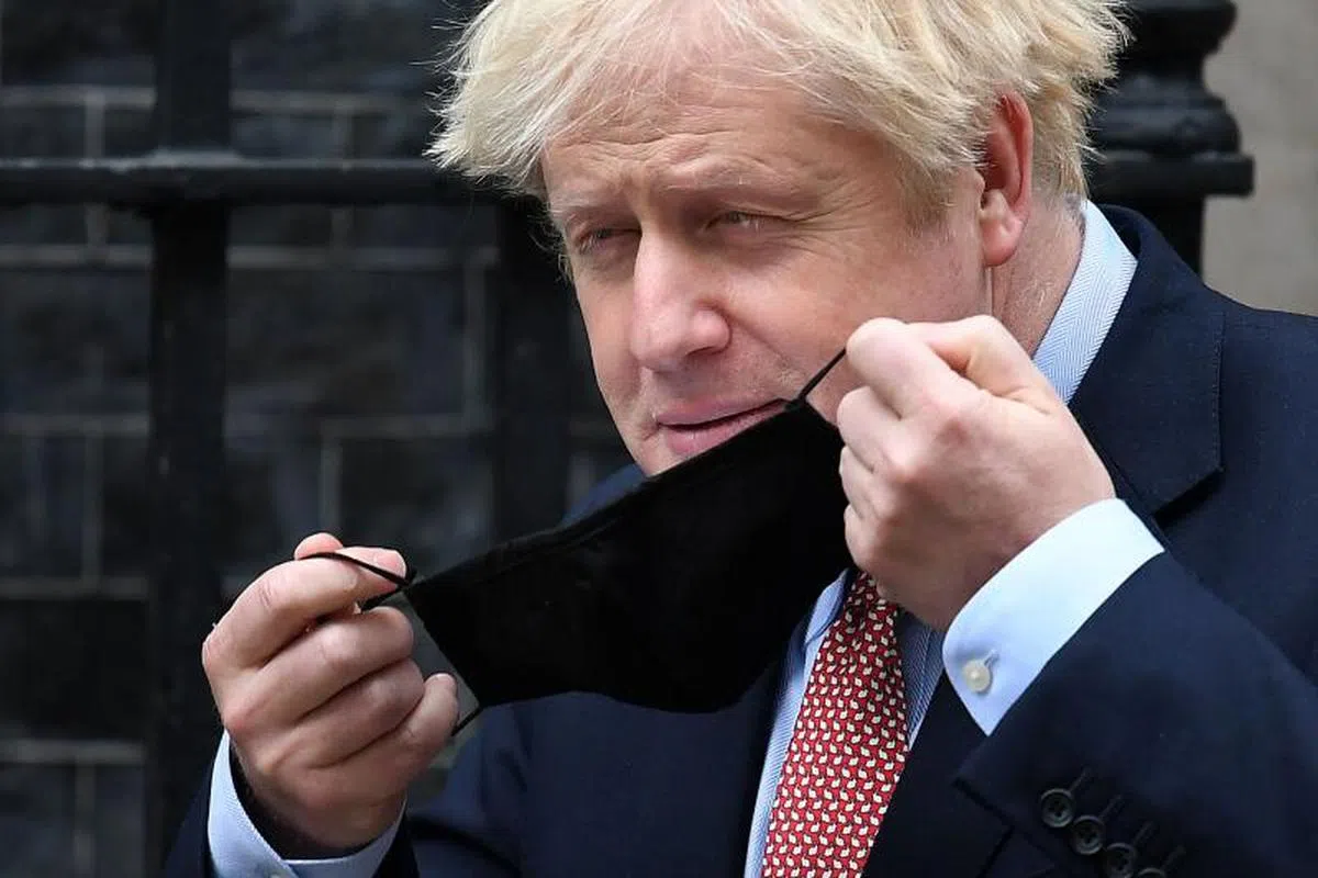  约翰逊戴口罩。（法新社） 