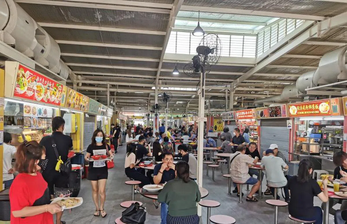  从本周六起，聚会人数上限将从八人减至五人。（联合早报） 