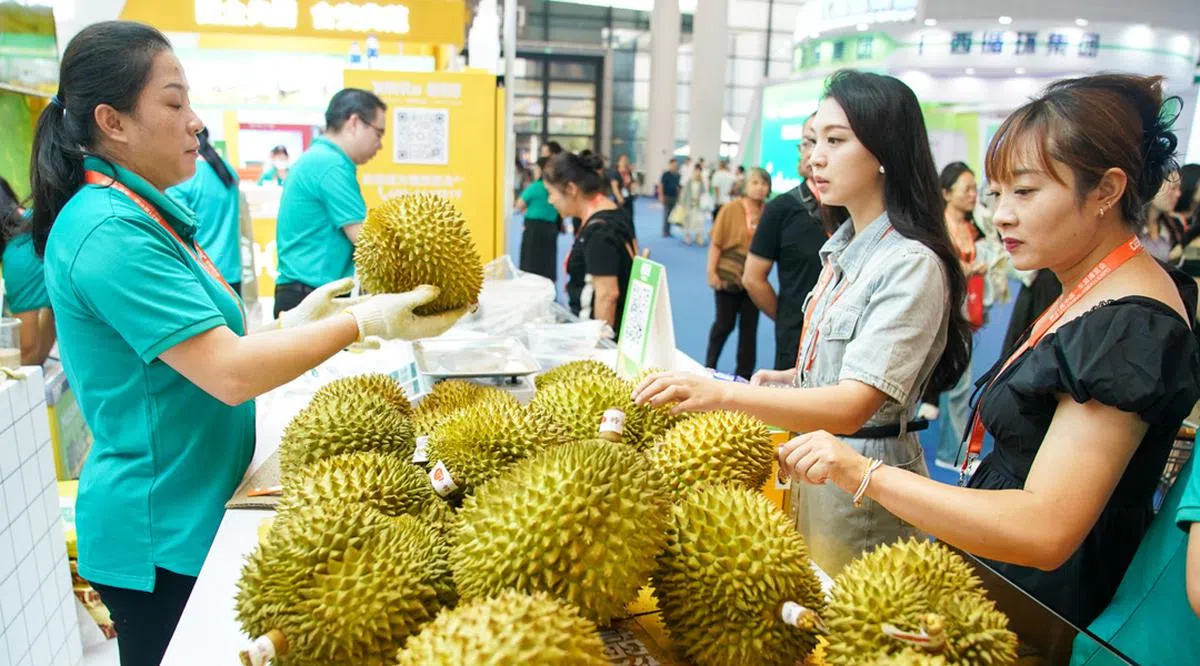 中国经济近年来挑战重重，连带影响了中产阶级购买榴梿这类高档水果的财力。（中新社）