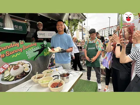 狮城门将哈山在上海出席商场活动时受邀现场制作椰浆饭。（联合早报）