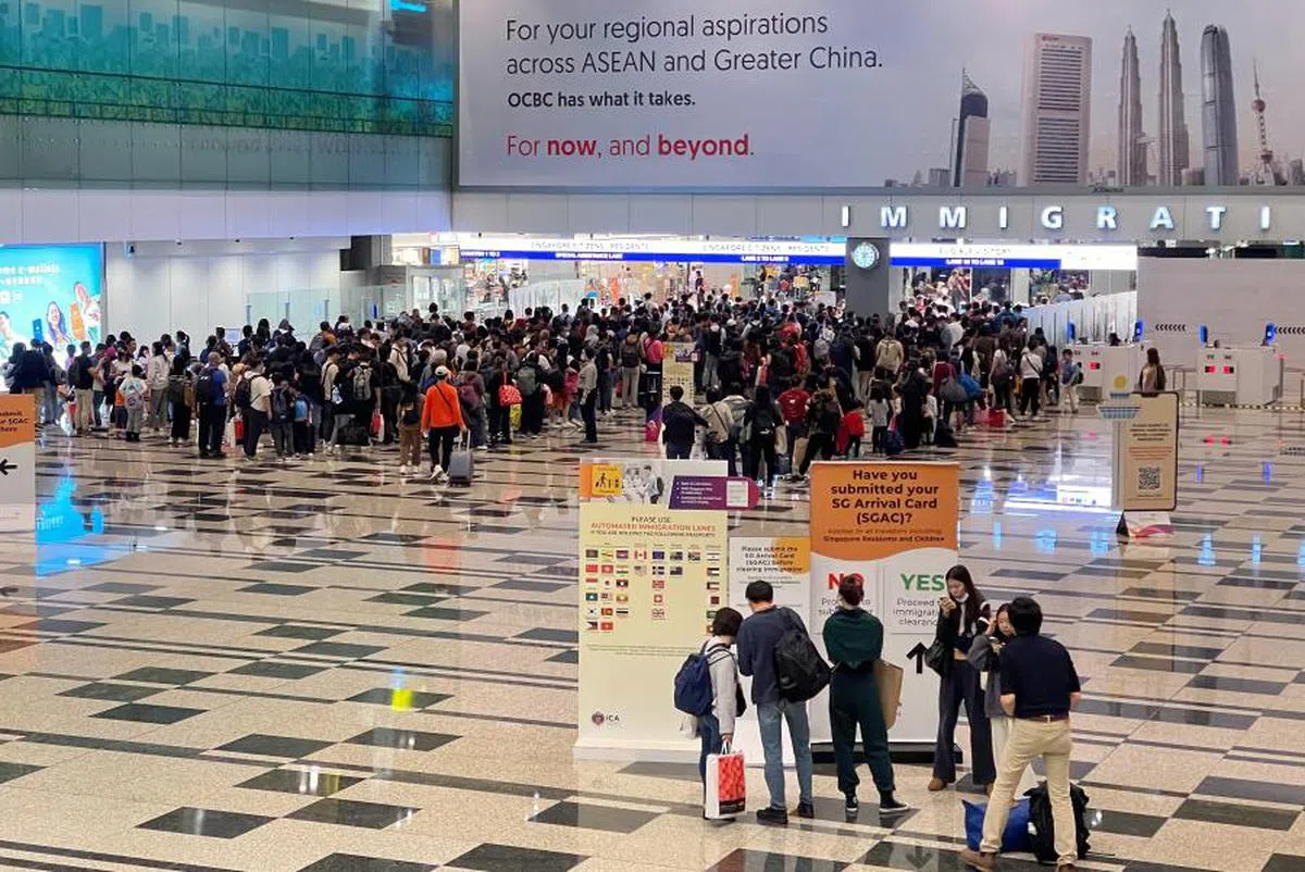全面允许外国旅客使用自动通关系统后，当局仍会保留供国人使用的专属通道。（联合早报）