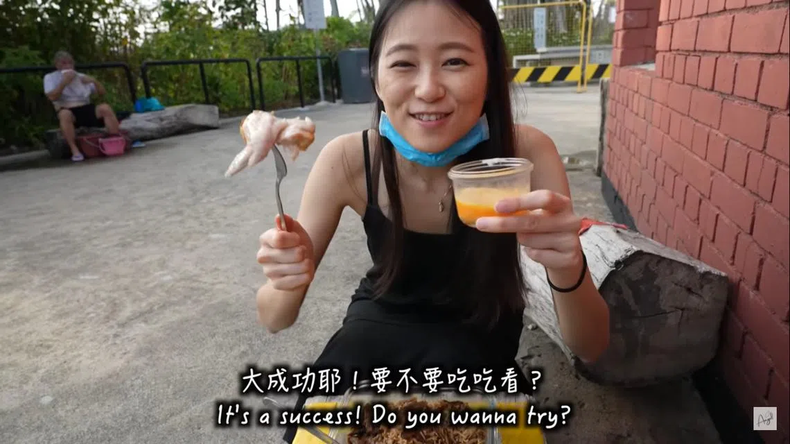 网红安琪儿Angel Hsu带了鸡翅膀、蛋和泡面到煮蛋区，用不锈钢容器装着，让流动的泉水滚泡，然后带到食用区的座位上“试吃”。（视频截图）