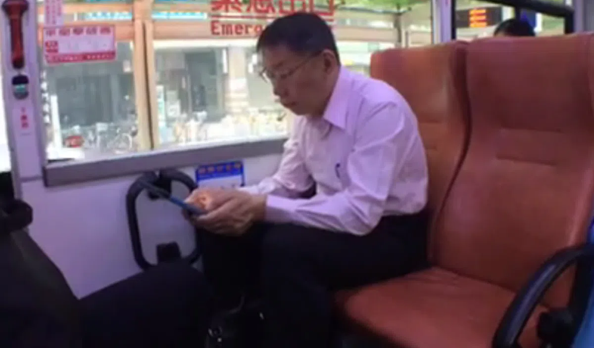  据台湾媒体报道，台北市长柯文哲为了呼吁市民多搭乘公共交通，从去年10月中开始，每天都搭公车到市政府上班。（互联网） 