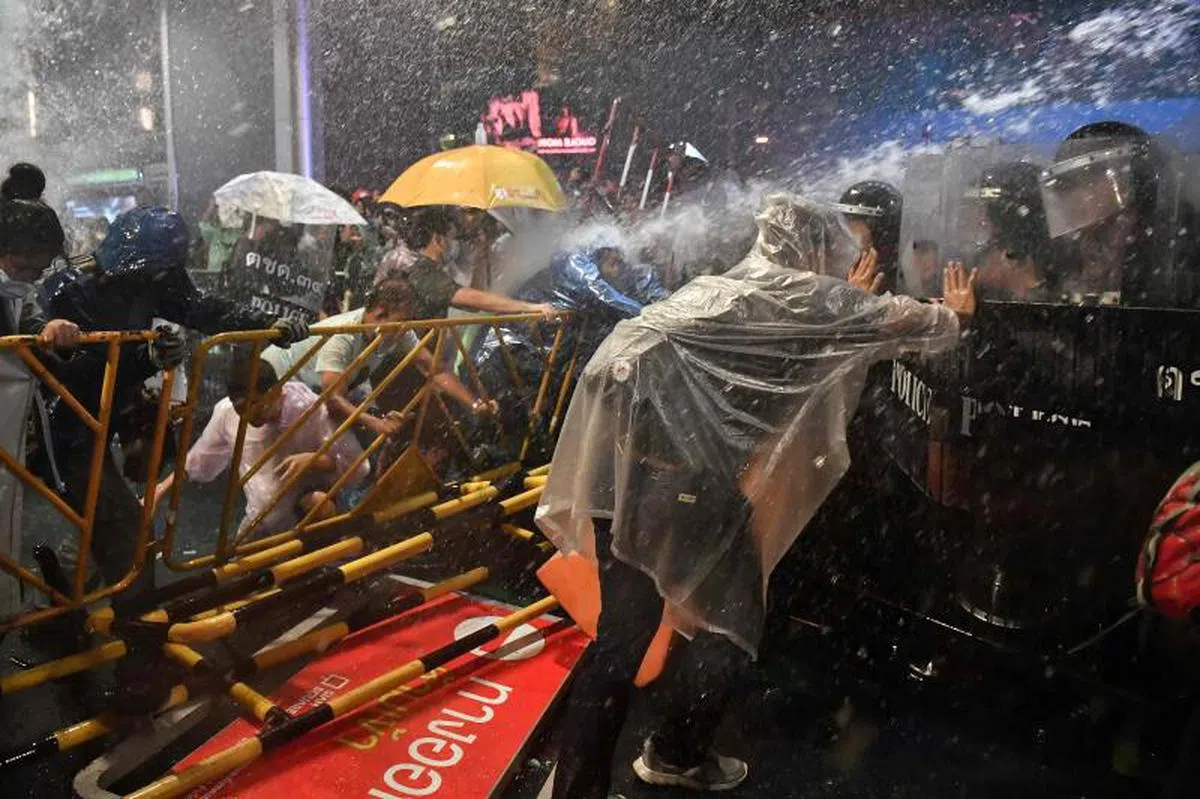  警方出动水炮车驱逐不顾紧急状态令的示威者，现场十分混乱。（法新社） 