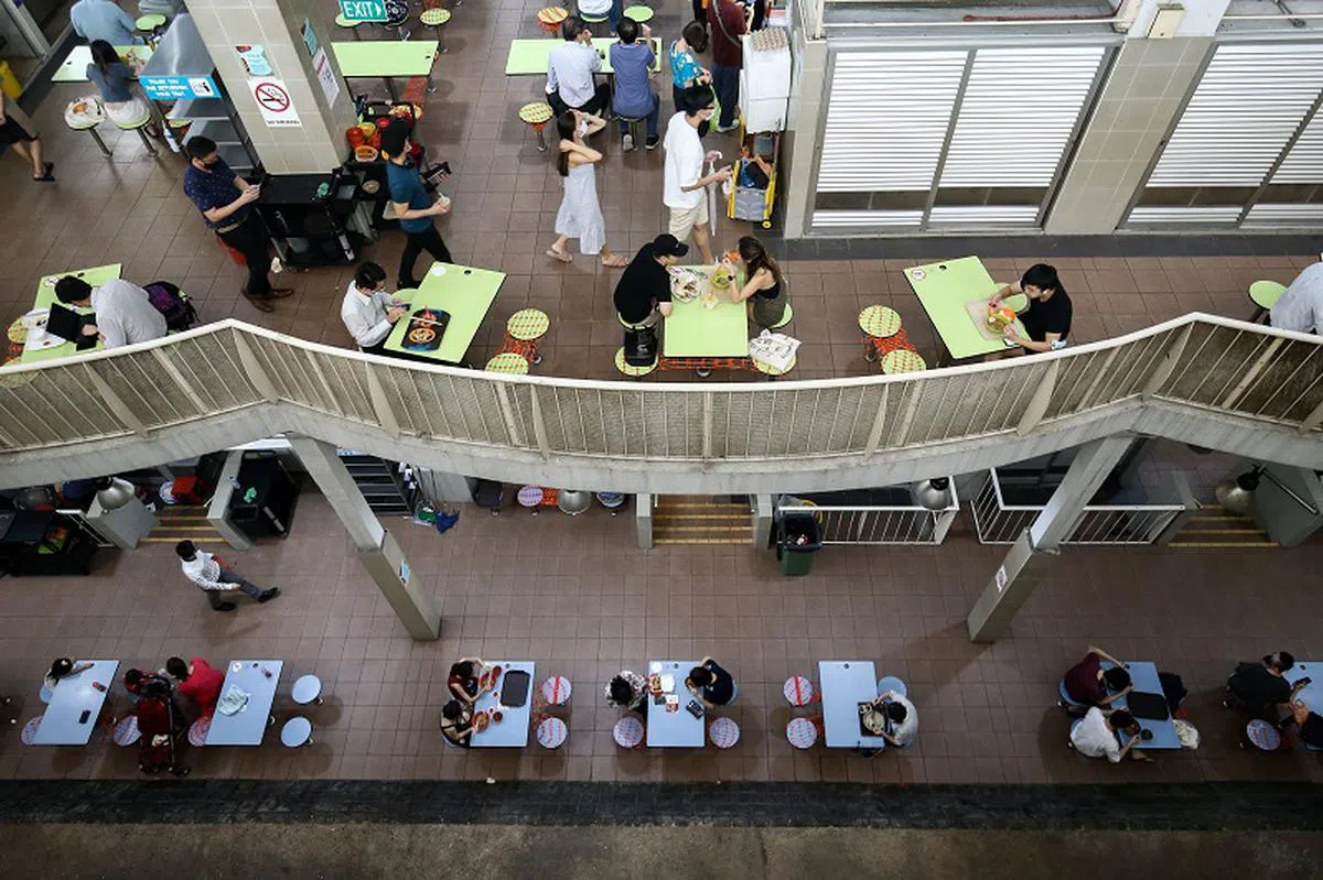 小贩中心和咖啡店两人聚餐的规定照旧。（联合早报）